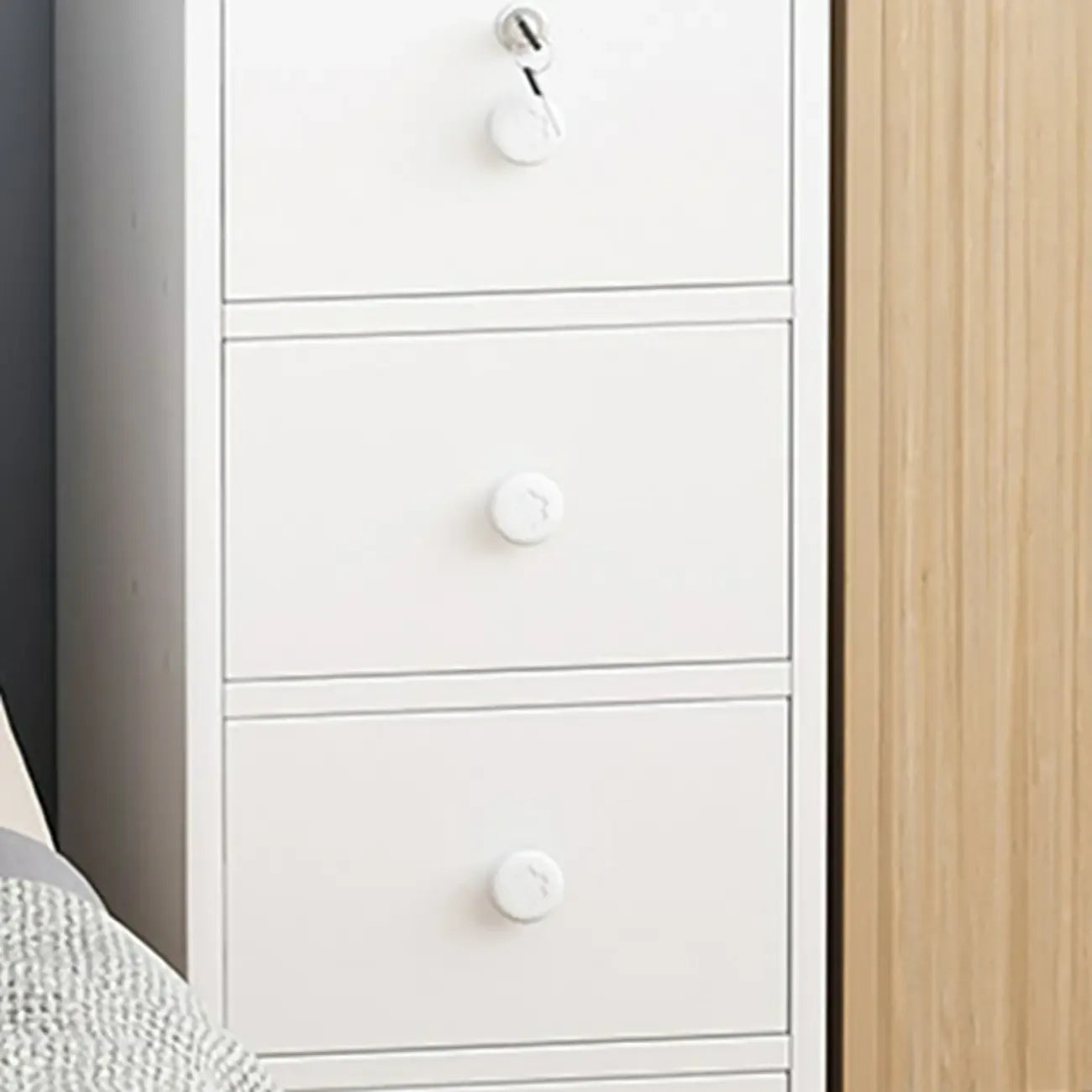 Table de chevet étroite en bois blanc avec tiroirs et étagère