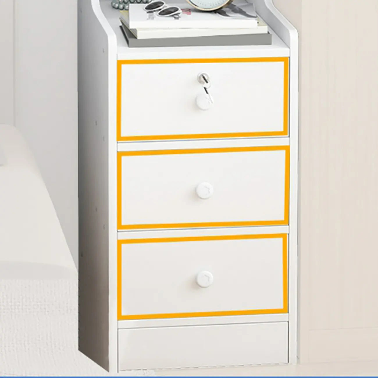 Table de chevet étroite en bois blanc avec tiroirs et étagère