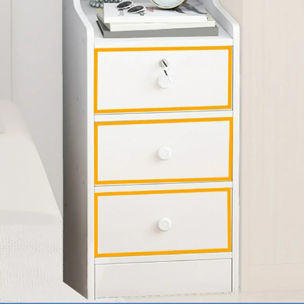 Table de chevet étroite en bois blanc avec tiroirs et étagère