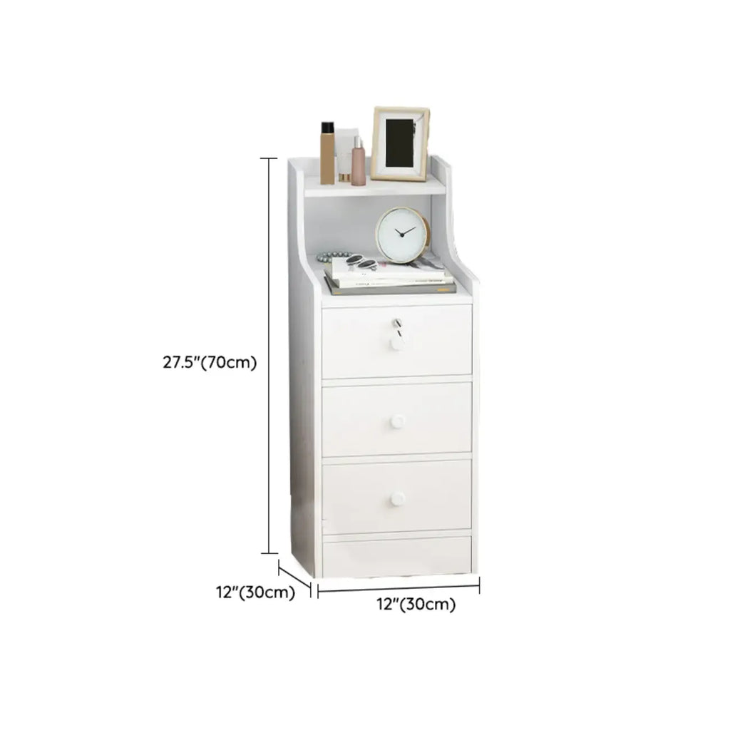 Table de chevet étroite en bois blanc avec tiroirs et étagère