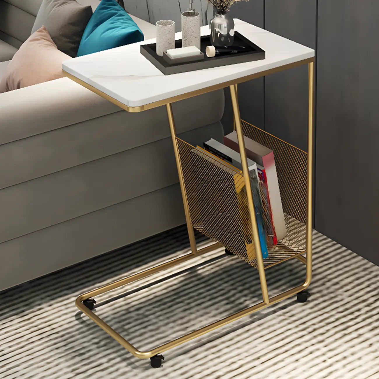 Table d'appoint en métal en forme de C avec plateau en marbre et porte-revues intégré