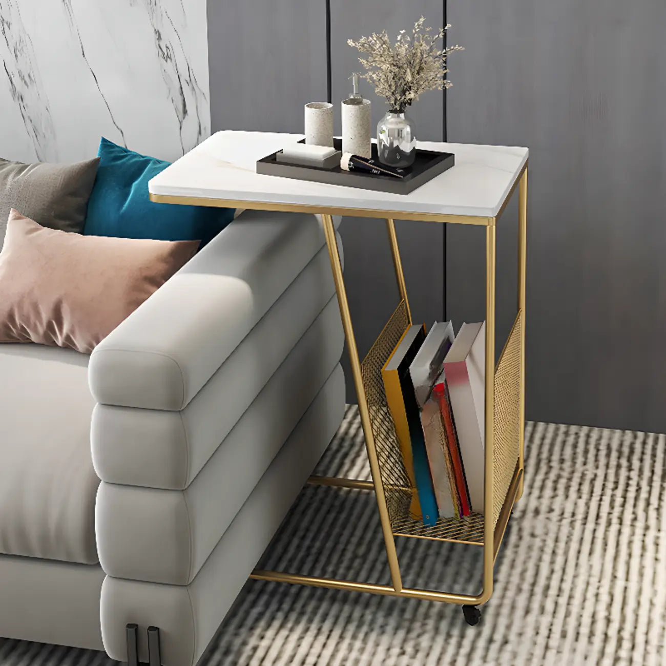 Table d'appoint en métal en forme de C avec plateau en marbre et porte-revues intégré