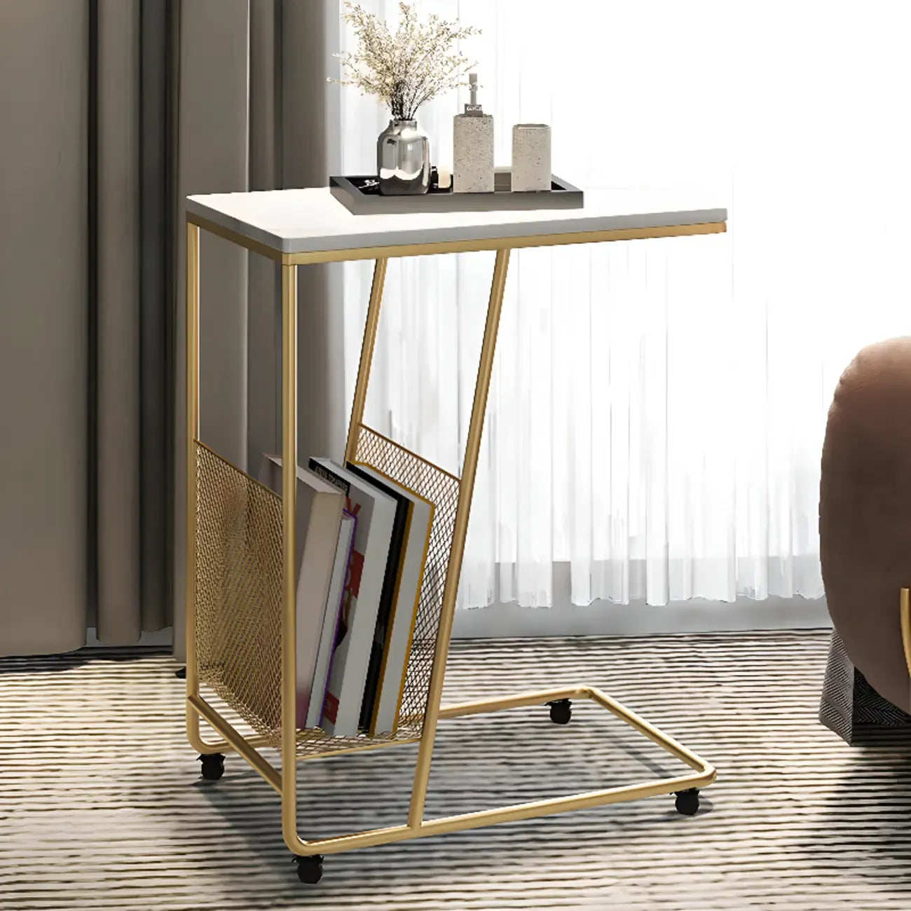 Table d'appoint en métal en forme de C avec plateau en marbre et porte-revues intégré