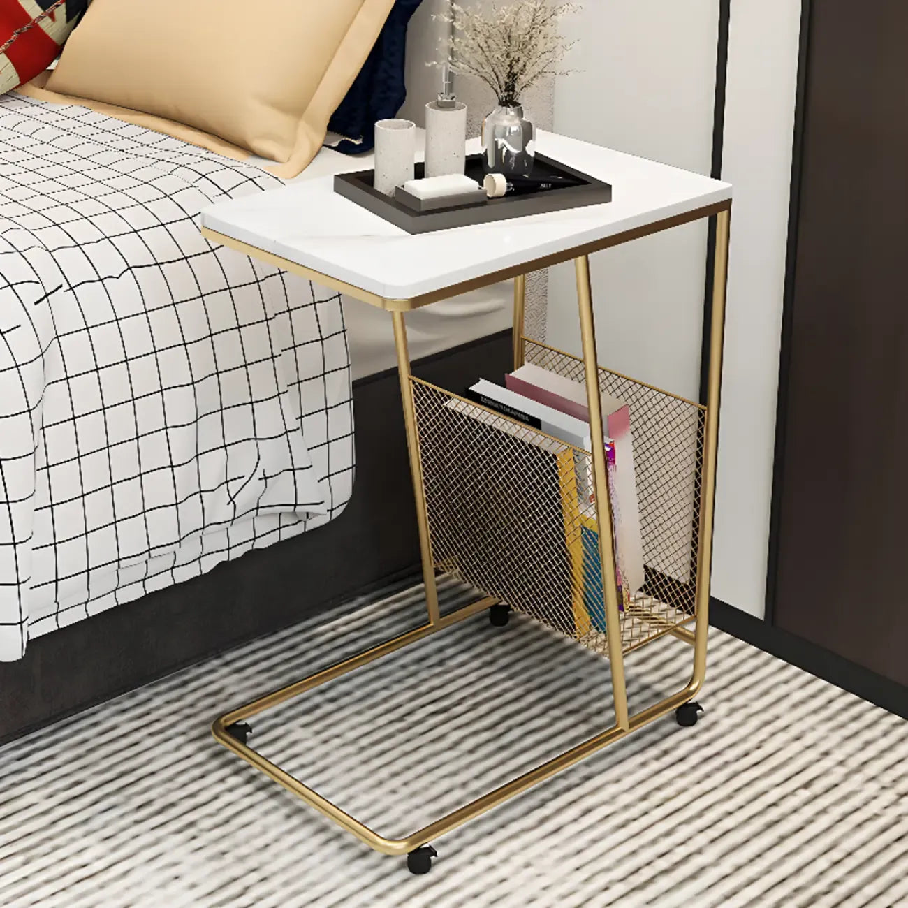Table d'appoint en métal en forme de C avec plateau en marbre et porte-revues intégré