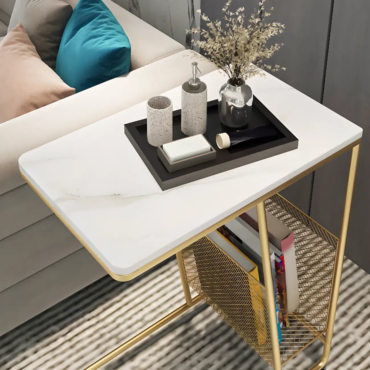Table d'appoint en métal en forme de C avec plateau en marbre et porte-revues intégré