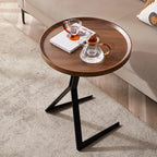 Table d'appoint ronde en bois brun de forme C avec pieds en métal