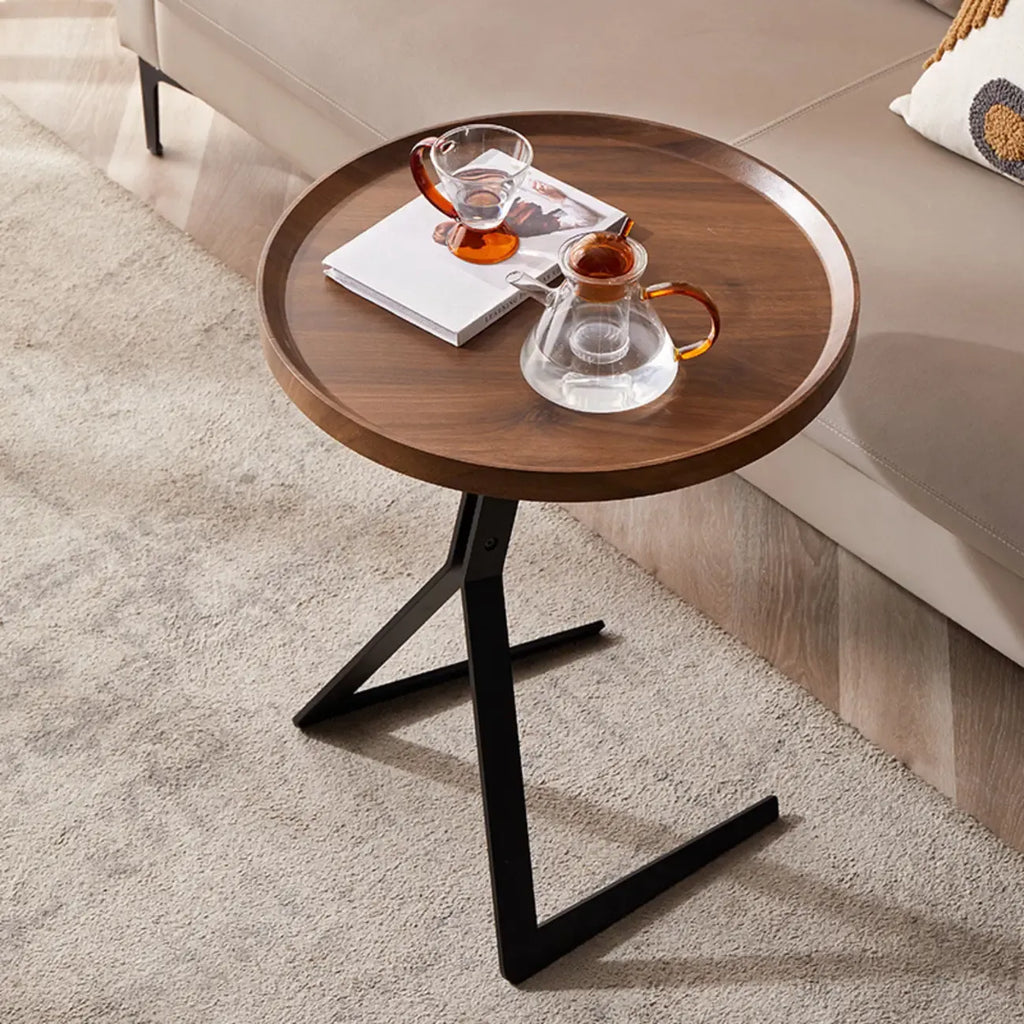 Table d'appoint ronde en bois brun de forme C avec pieds en métal
