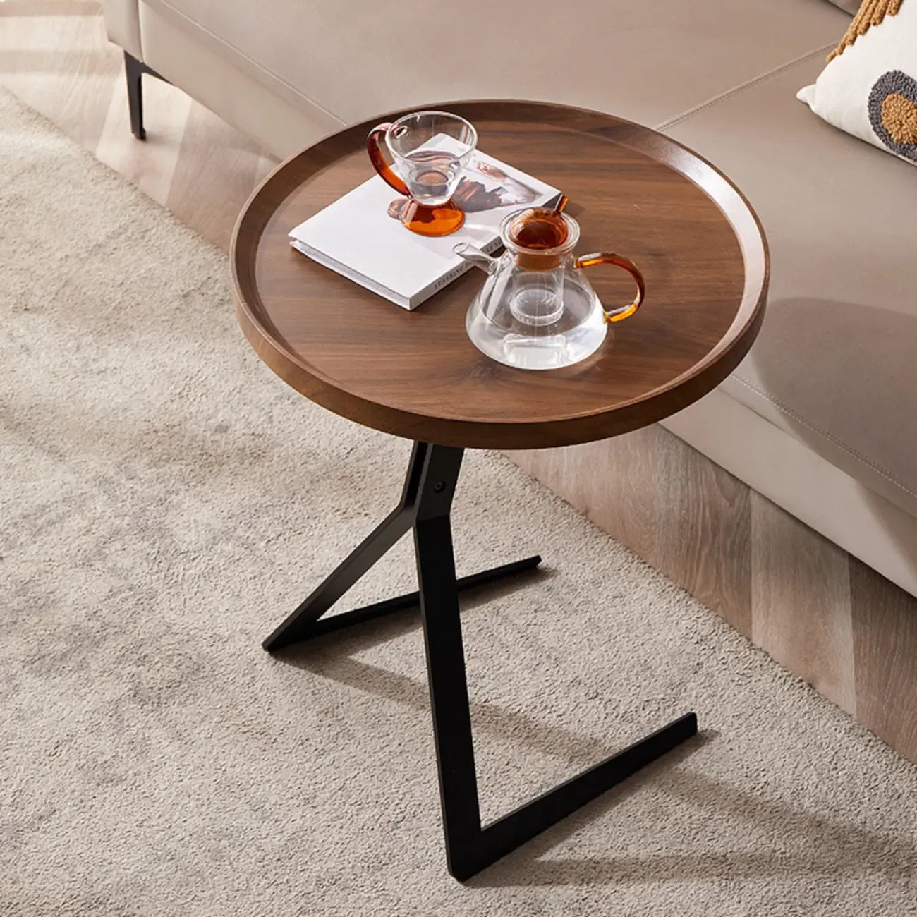 Table d'appoint ronde en bois brun de forme C avec pieds en métal