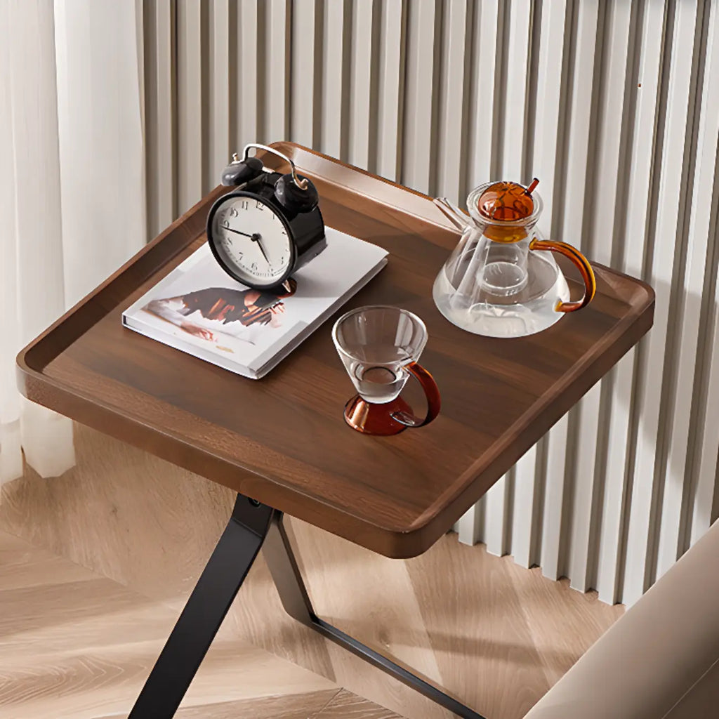 Table d'appoint ronde en bois brun de forme C avec pieds en métal