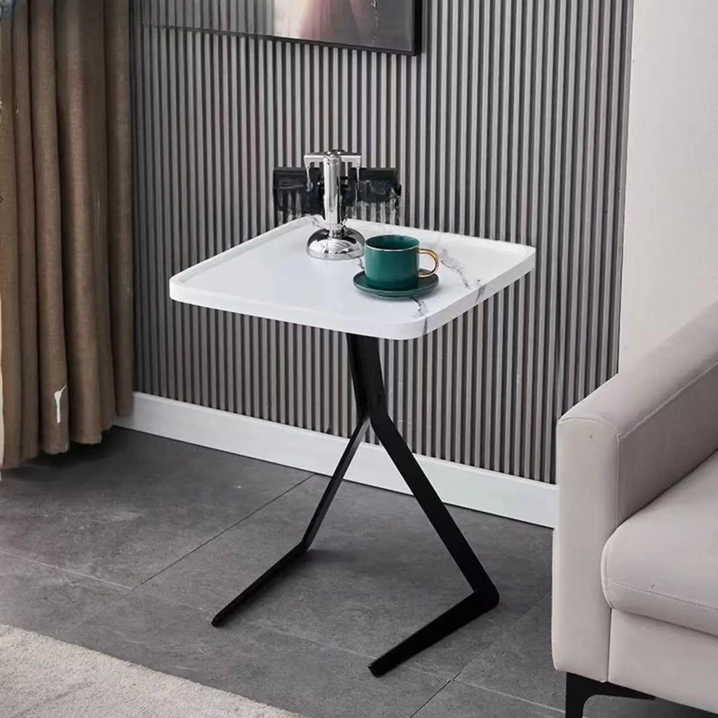 Table d'appoint ronde en bois brun de forme C avec pieds en métal