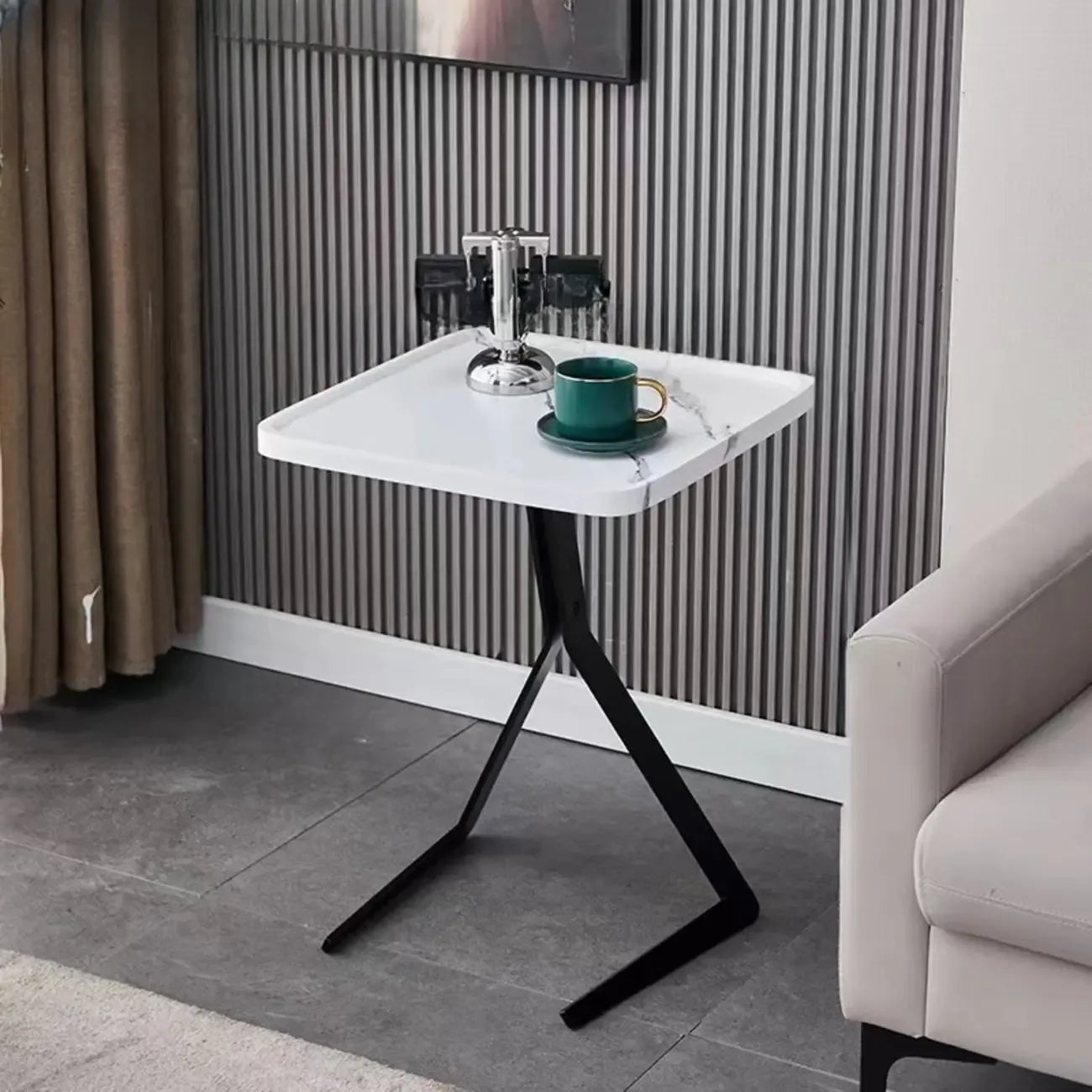 Table d'appoint ronde en bois brun de forme C avec pieds en métal