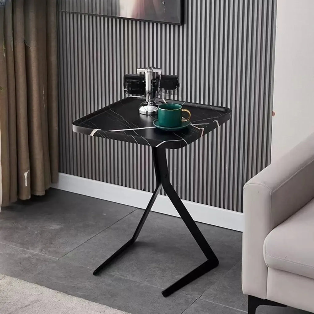 Table d'appoint ronde en bois brun de forme C avec pieds en métal