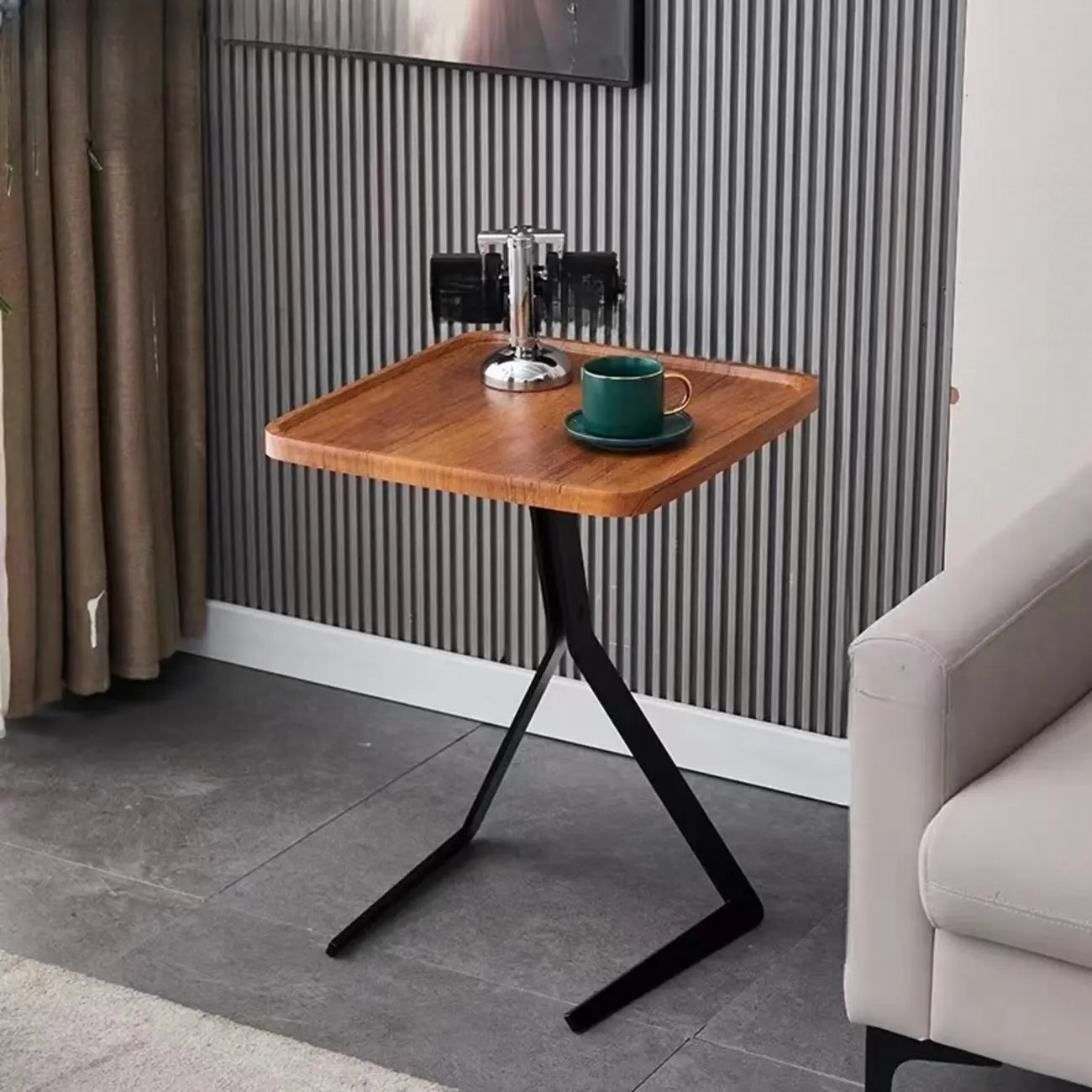 Table d'appoint ronde en bois brun de forme C avec pieds en métal