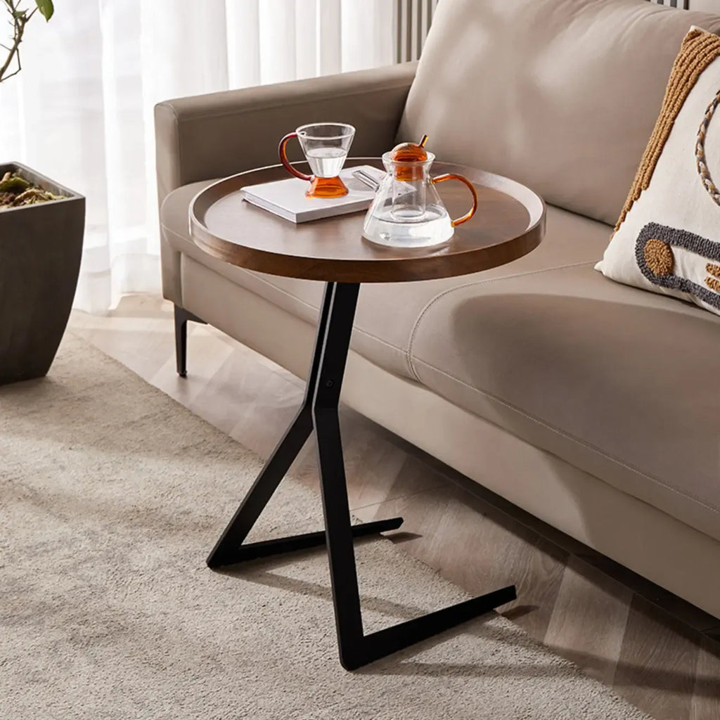 Table d'appoint ronde en bois brun de forme C avec pieds en métal