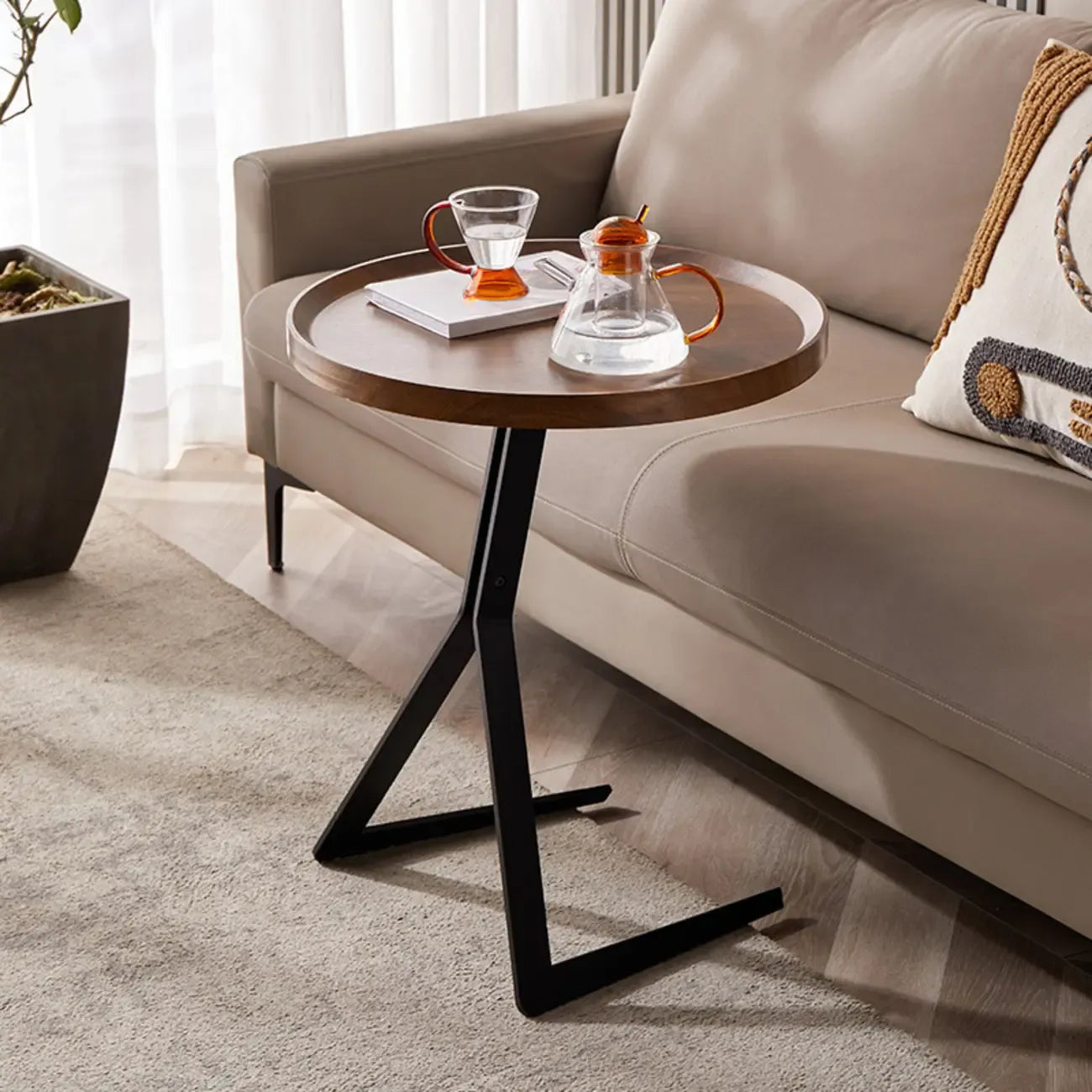Table d'appoint ronde en bois brun de forme C avec pieds en métal