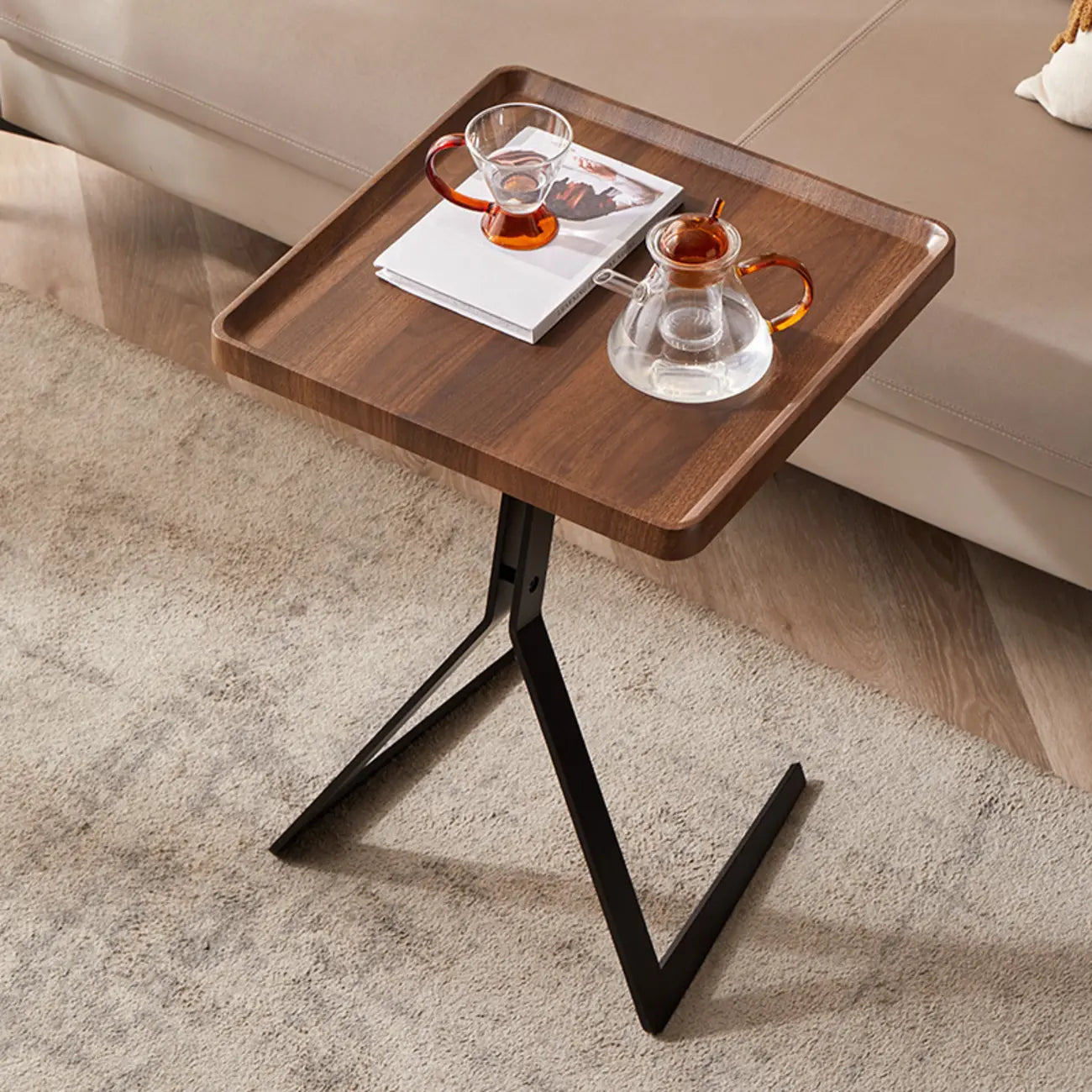 Table d'appoint ronde en bois brun de forme C avec pieds en métal