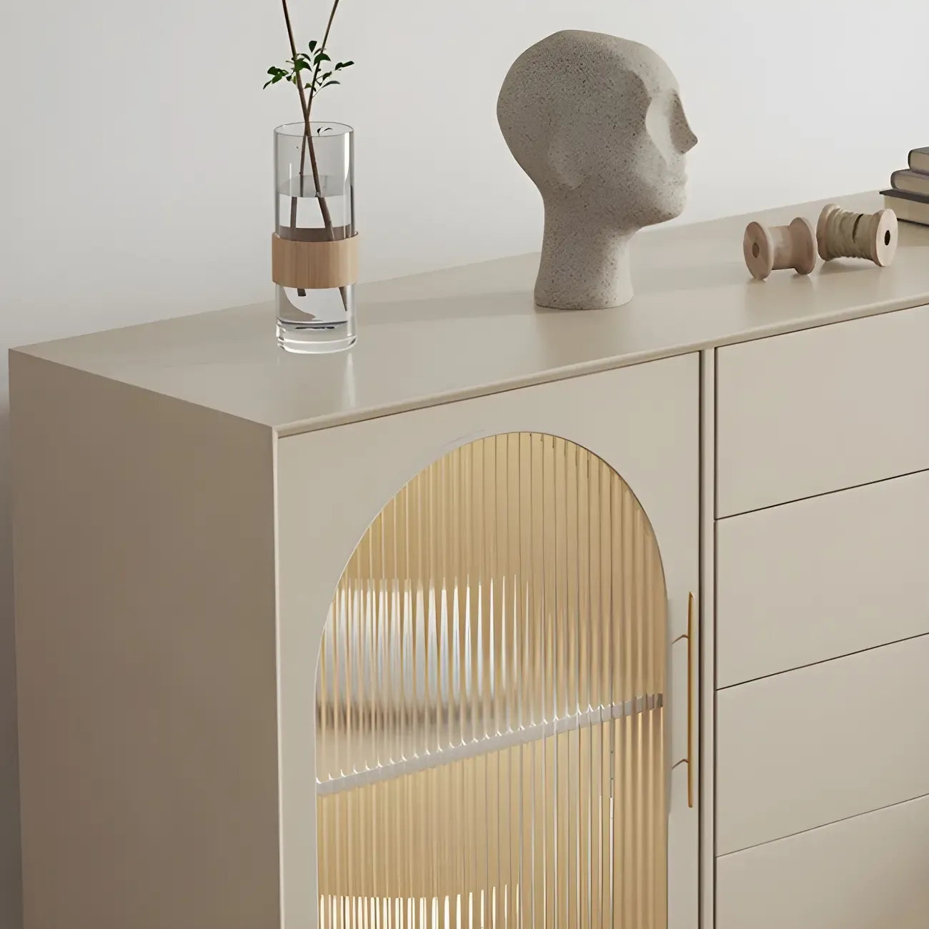 Buffet élégant en bois blanc avec tiroirs et portes vitrées