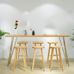 Élégante longue table de bar avec tabourets en bois