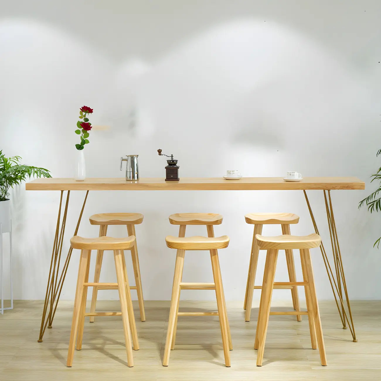 Élégante longue table de bar avec tabourets en bois