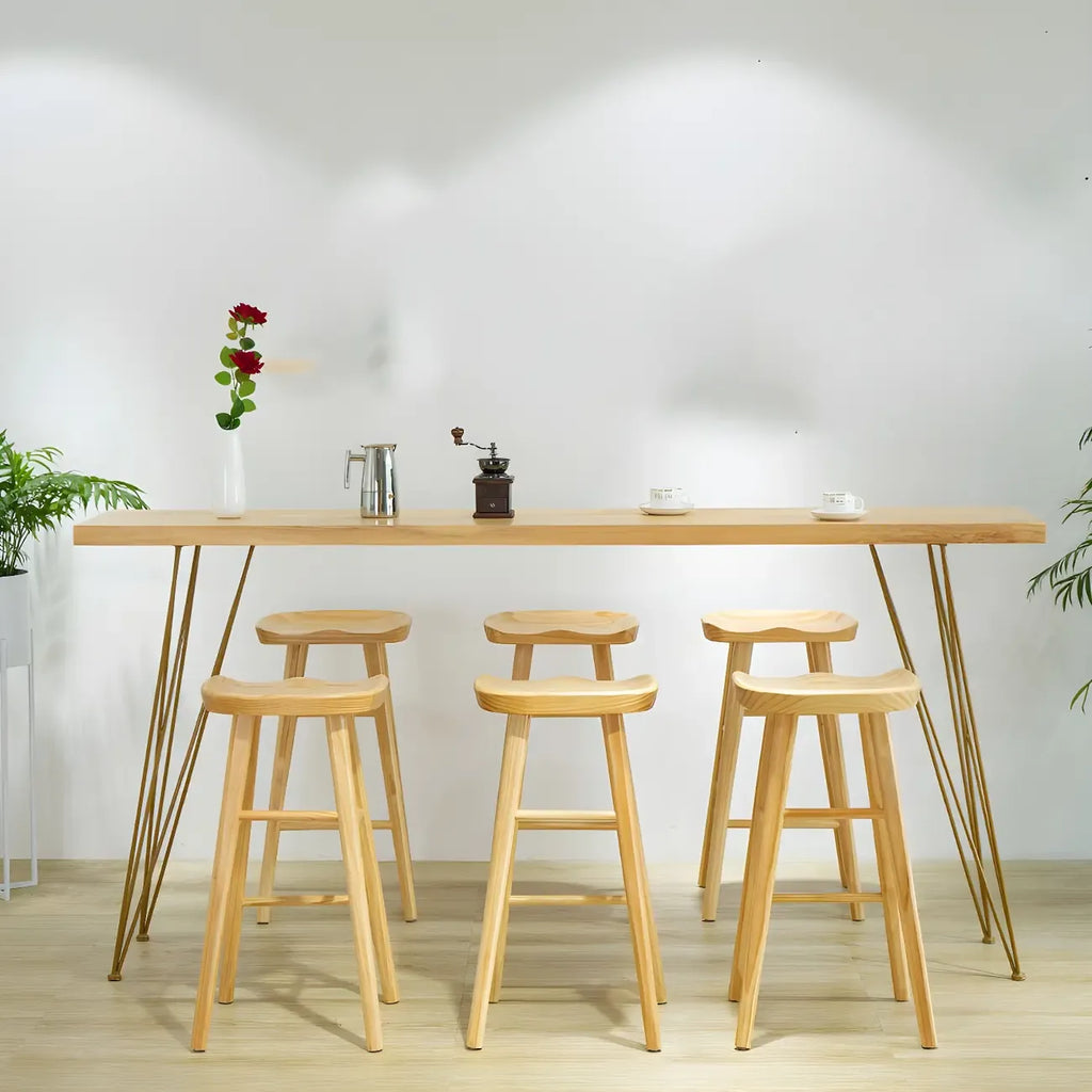 Élégante longue table de bar avec tabourets en bois