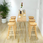 Élégante longue table de bar avec tabourets en bois