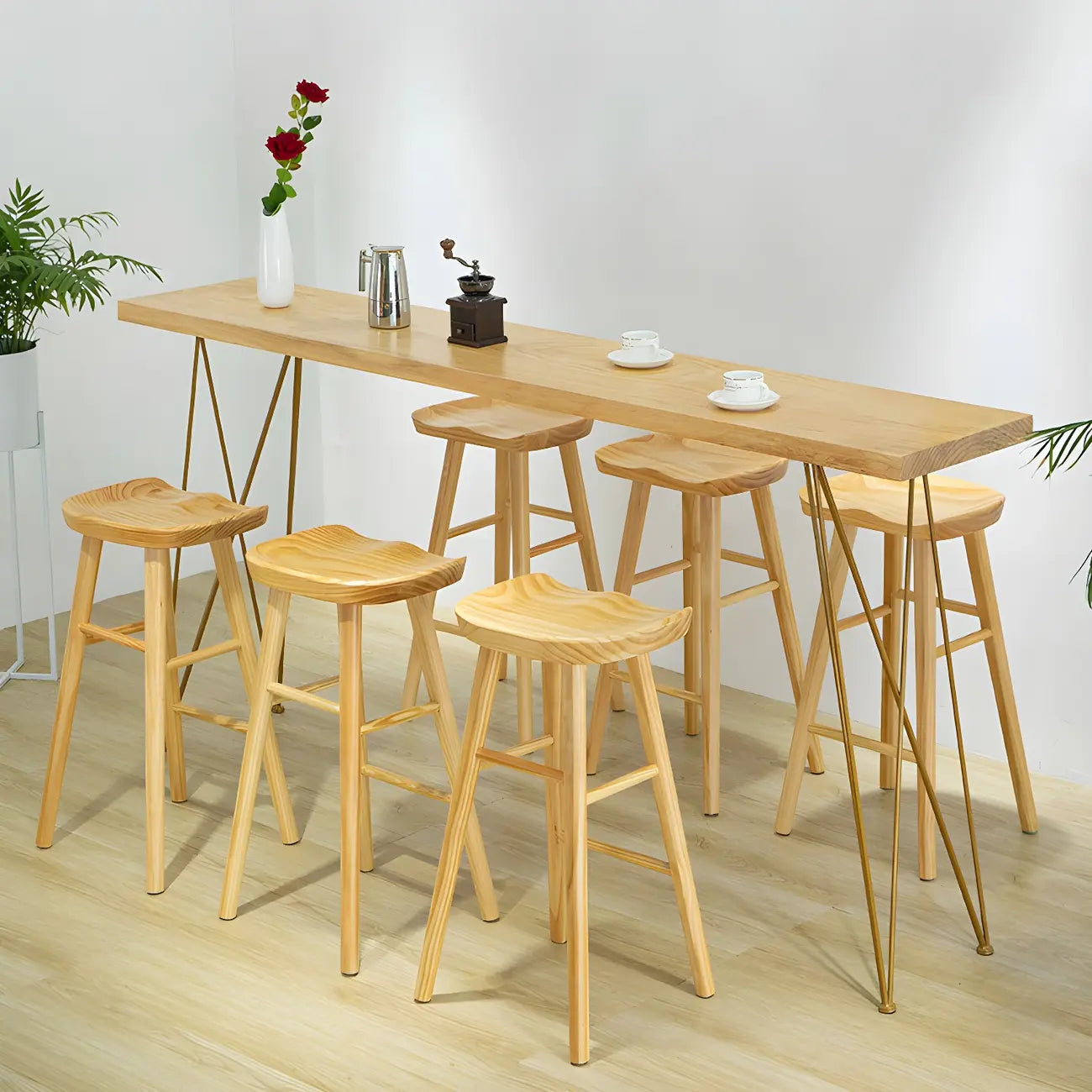 Élégante longue table de bar avec tabourets en bois