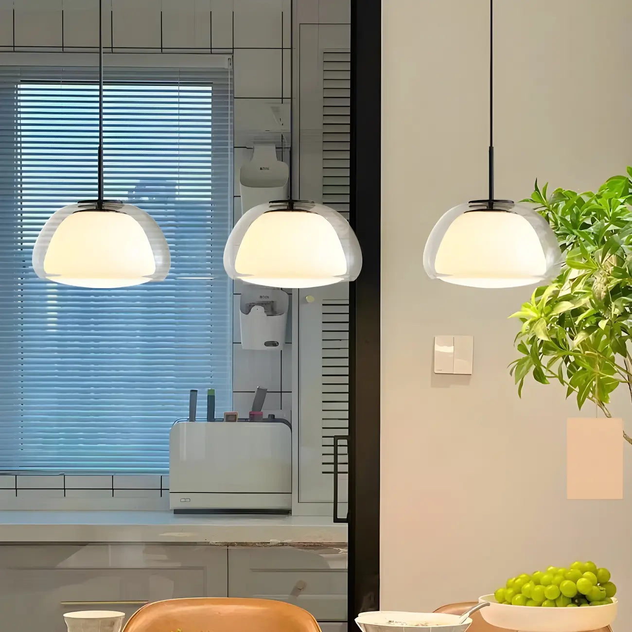 Suspension contemporaine en verre blanc gélatineux pour restaurant