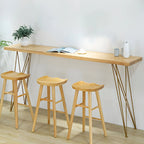 Élégante longue table de bar avec tabourets en bois