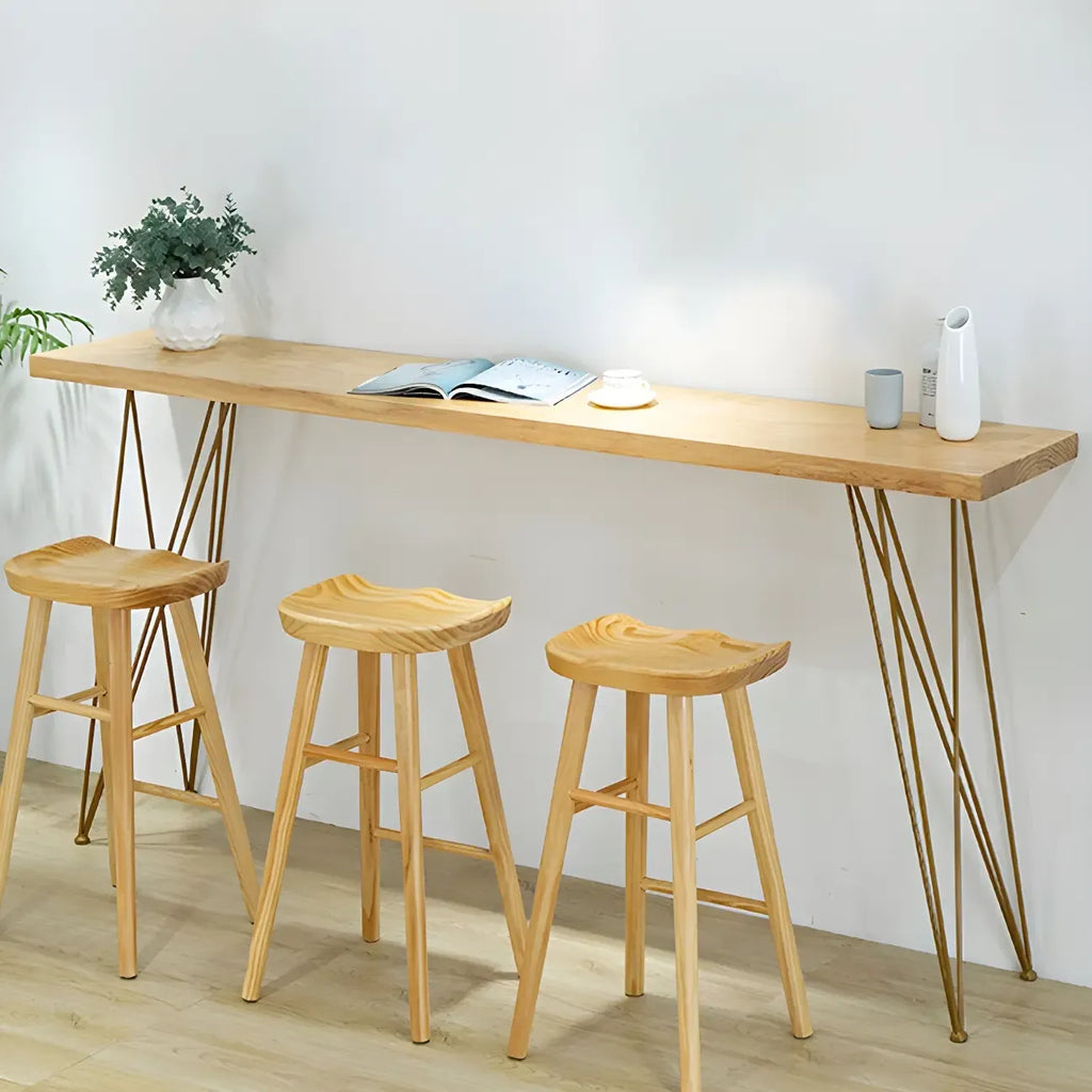 Élégante longue table de bar avec tabourets en bois