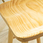 Élégante longue table de bar avec tabourets en bois