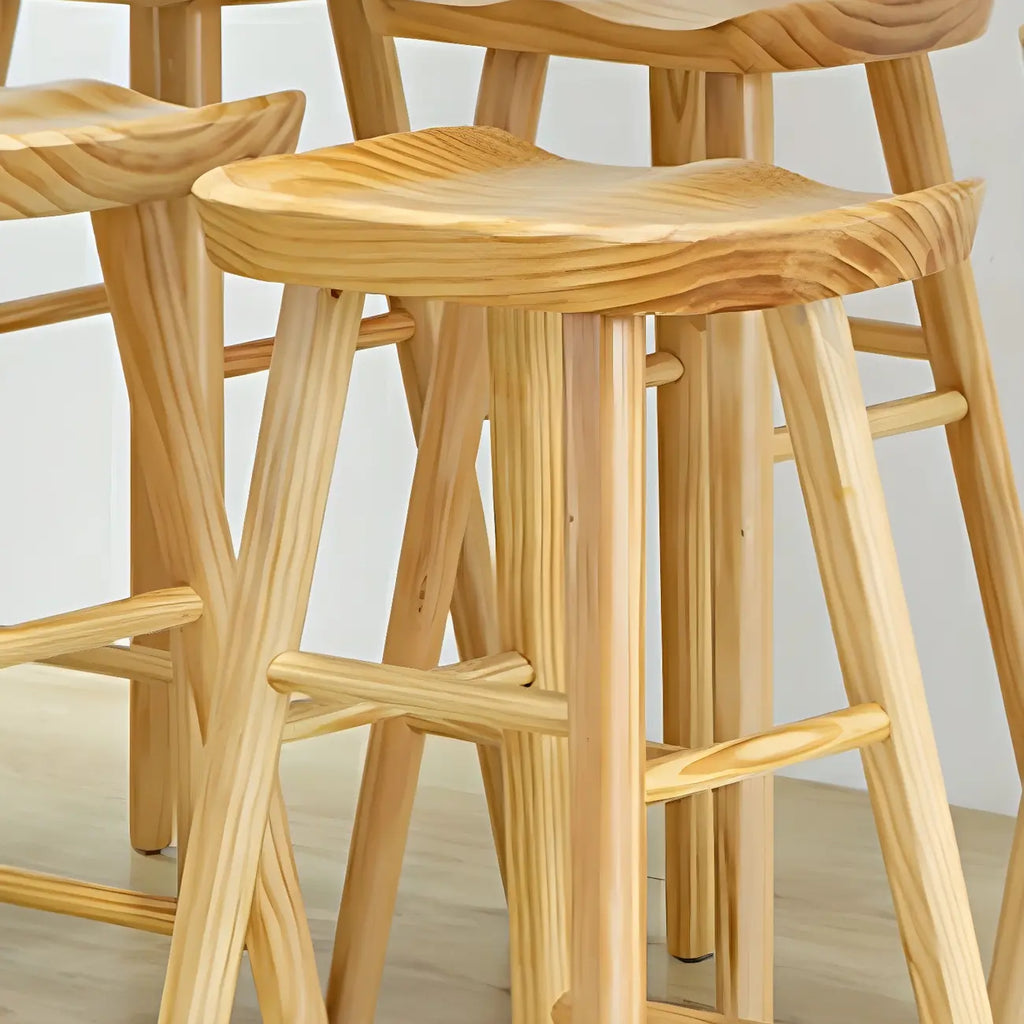 Élégante longue table de bar avec tabourets en bois