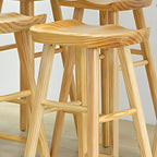 Élégante longue table de bar avec tabourets en bois