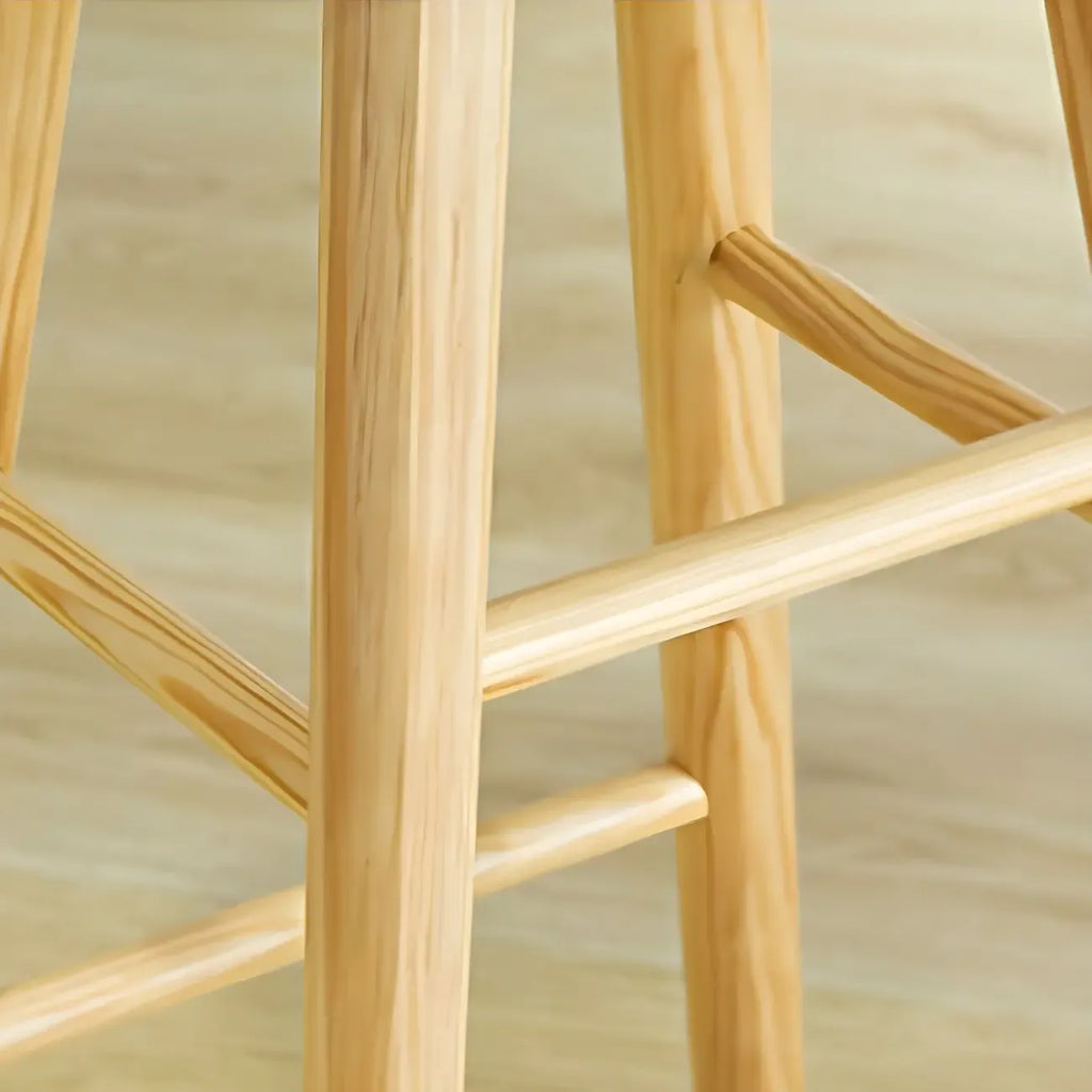 Élégante longue table de bar avec tabourets en bois