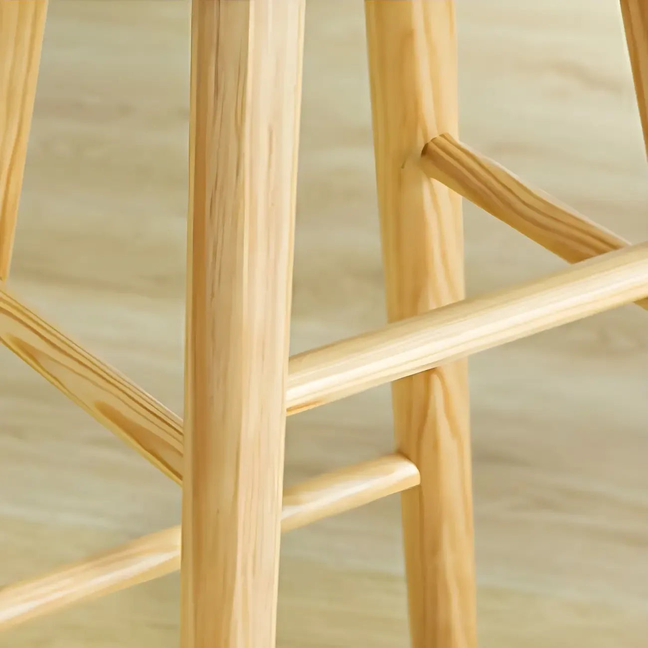 Élégante longue table de bar avec tabourets en bois