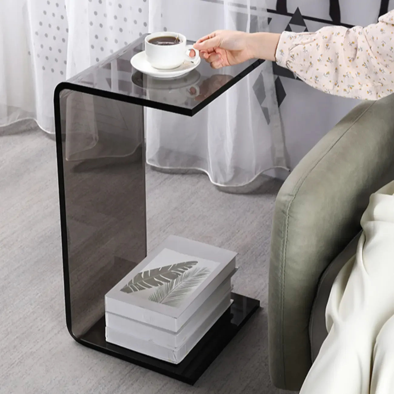 Petite table d'appoint en acrylique noir en forme de C pour salon