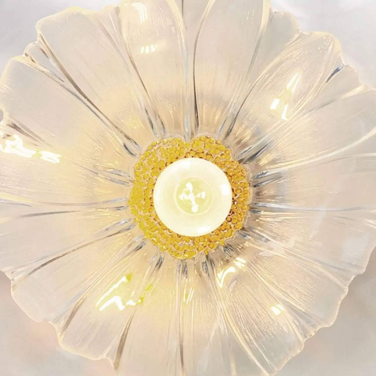 Suspension moderne en verre transparent avec abat-jour marguerite et accessoires dorés