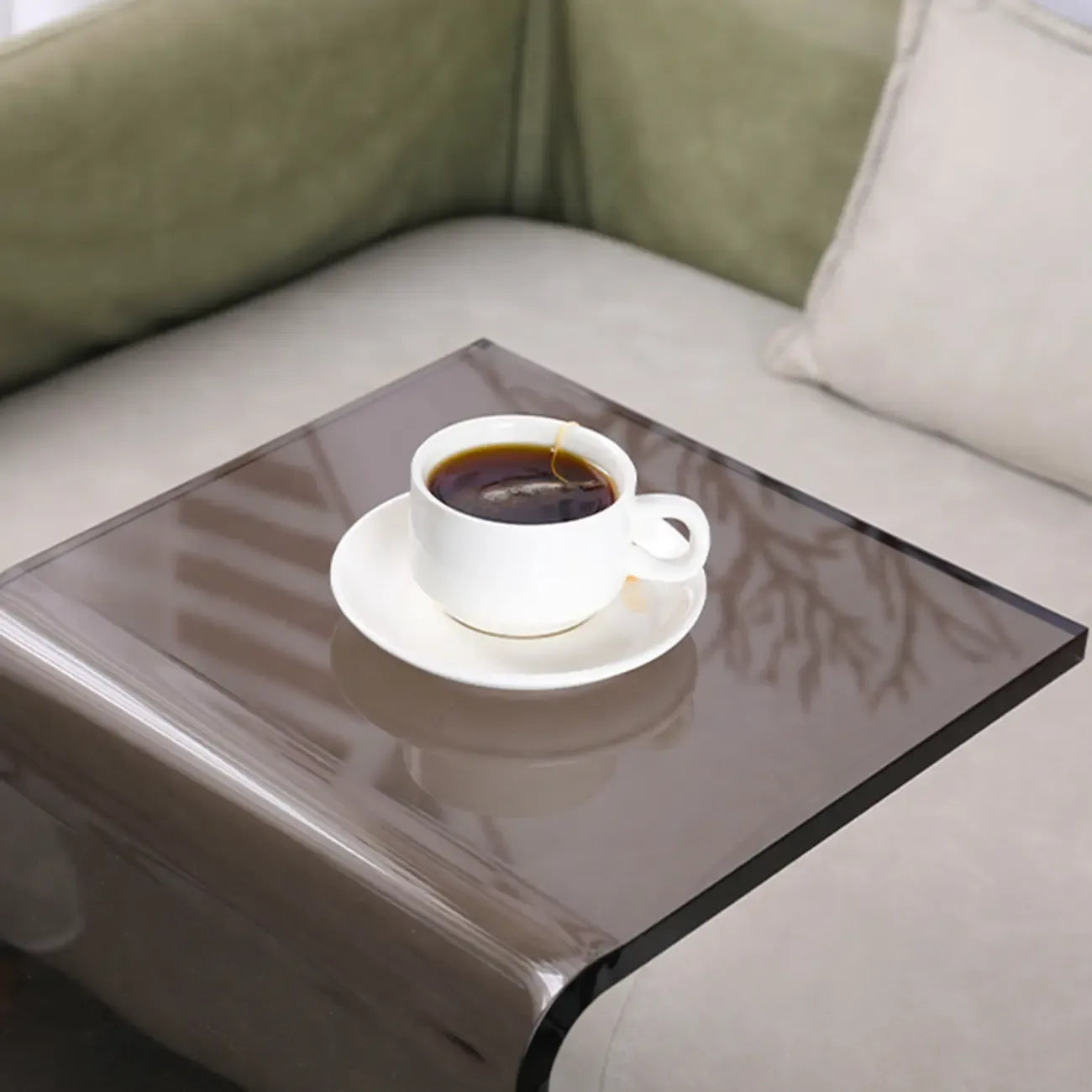 Petite table d'appoint en acrylique noir en forme de C pour salon