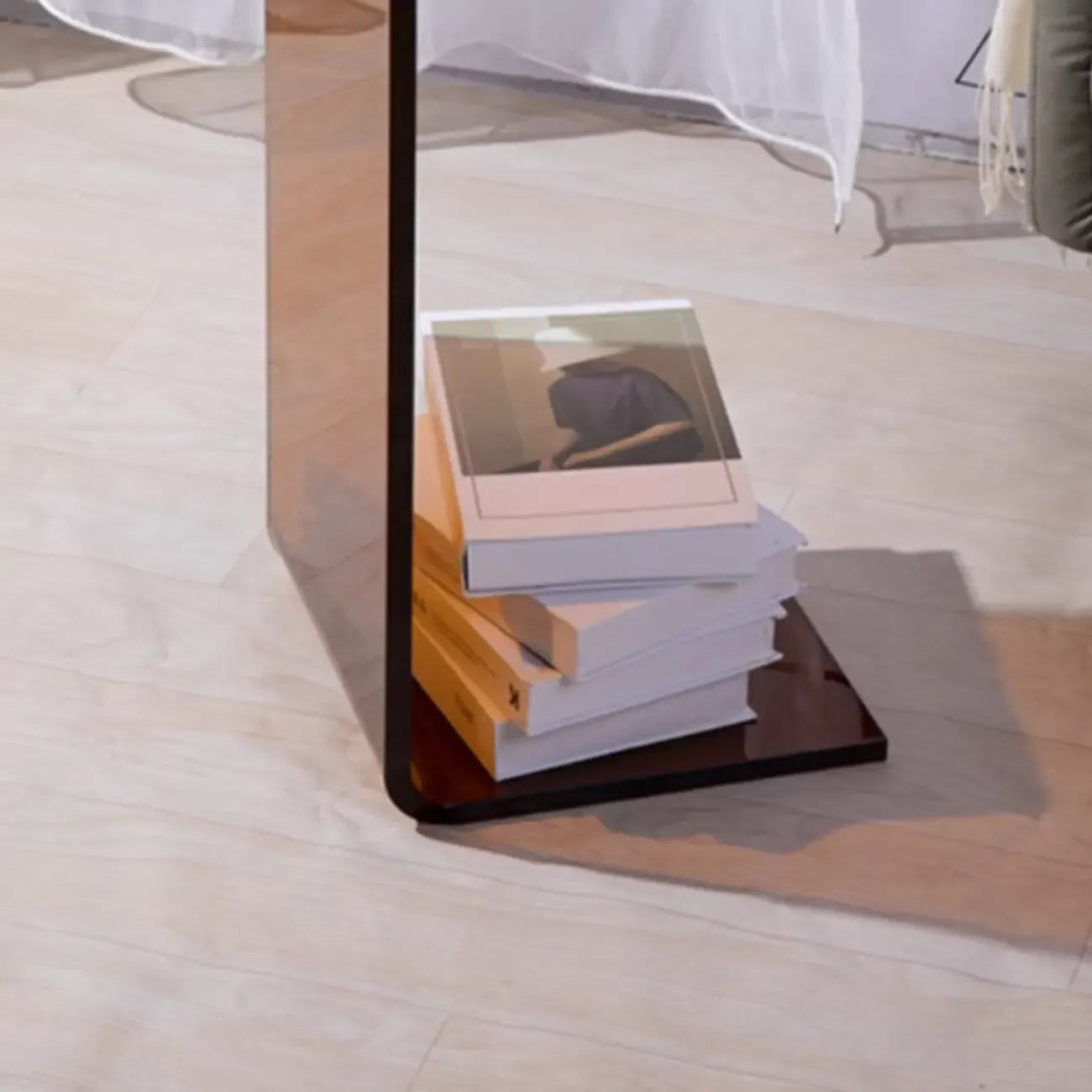 Petite table d'appoint en acrylique noir en forme de C pour salon