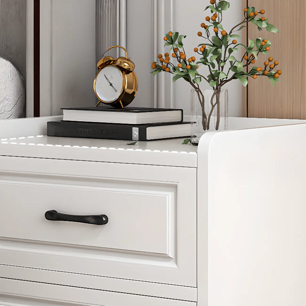 Table de chevet classique étroite en bois blanc avec 3 tiroirs