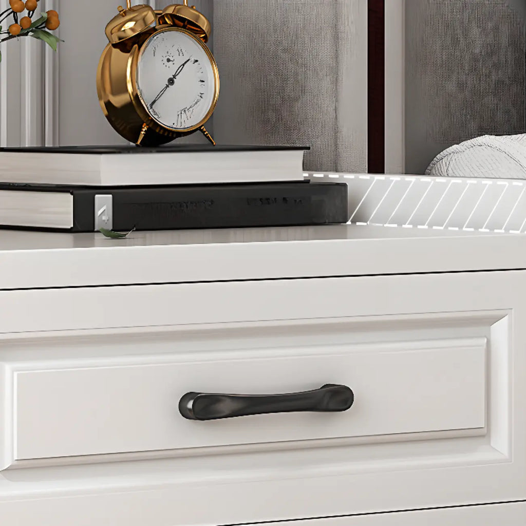 Table de chevet classique étroite en bois blanc avec 3 tiroirs
