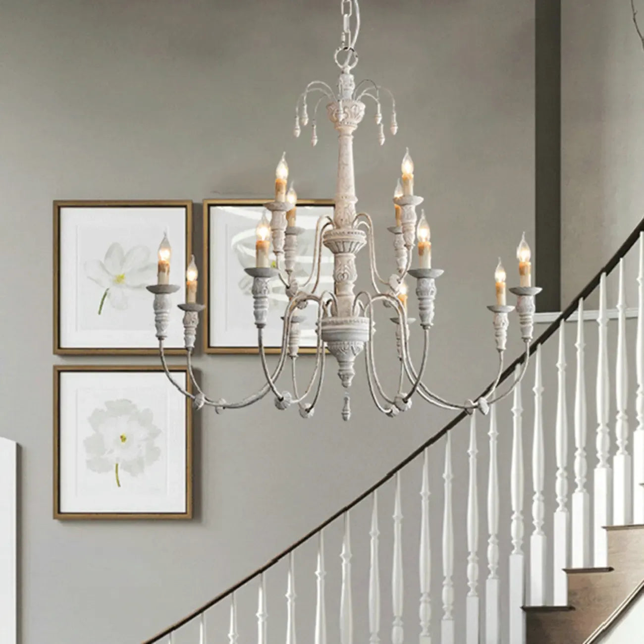 Grand lustre suspendu vintage pour bougies, idéal pour la décoration intérieure.