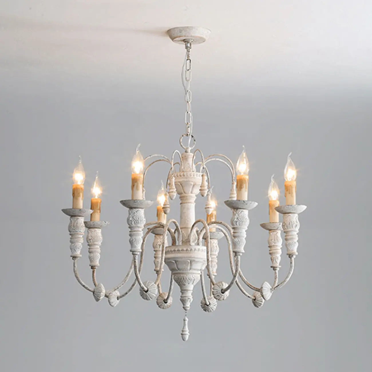 Grand lustre suspendu vintage pour bougies, idéal pour la décoration intérieure.