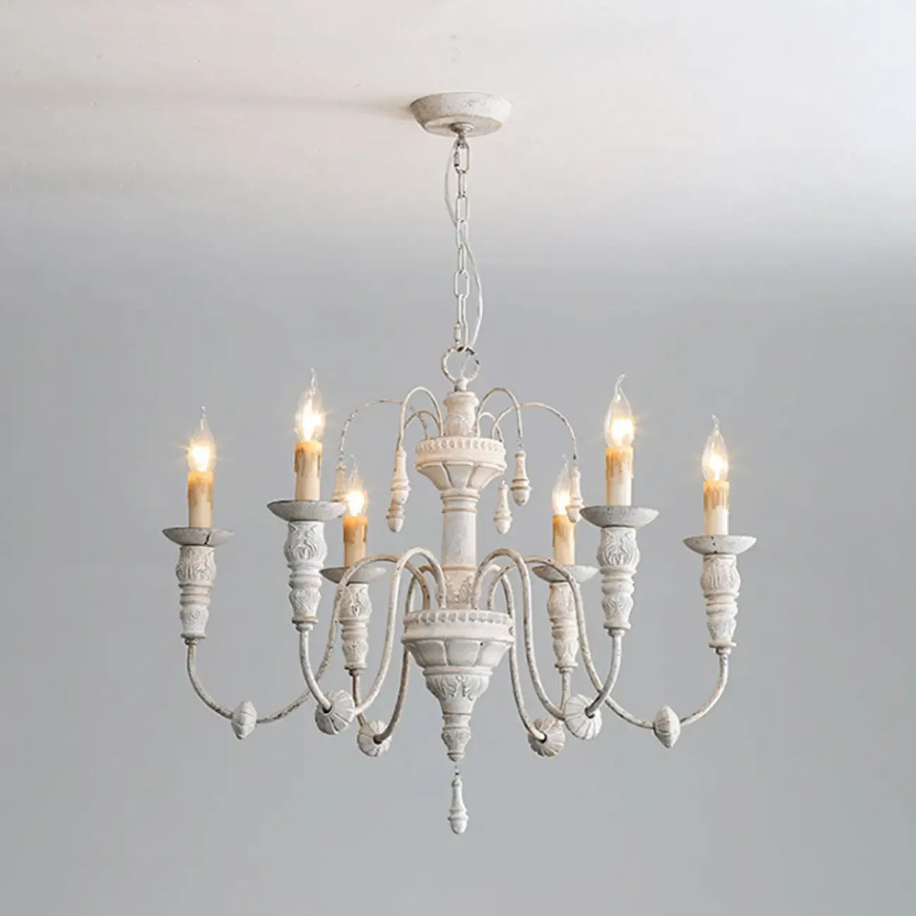 Grand lustre suspendu vintage pour bougies, idéal pour la décoration intérieure.