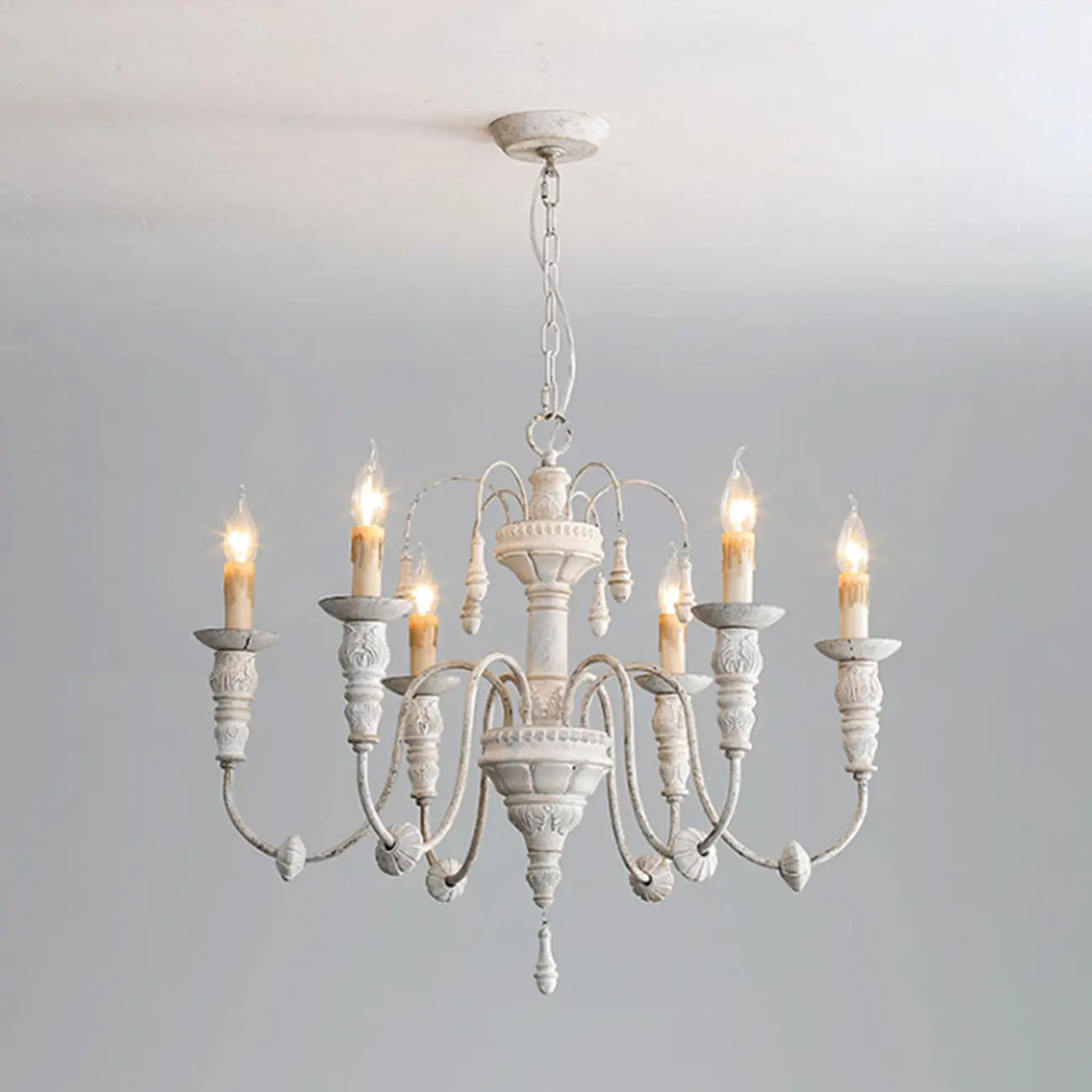 Grand lustre suspendu vintage pour bougies, idéal pour la décoration intérieure.