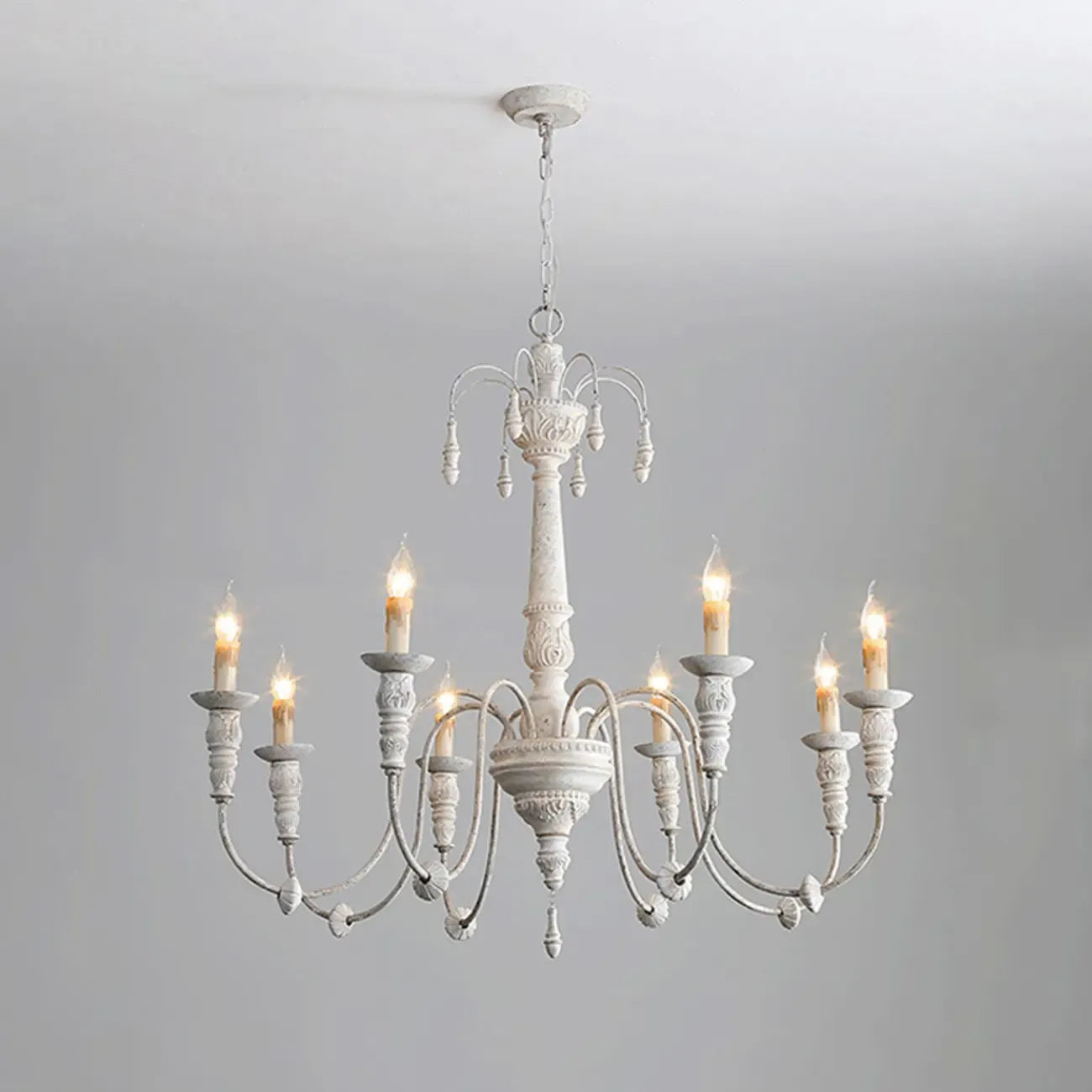 Grand lustre suspendu vintage pour bougies, idéal pour la décoration intérieure.