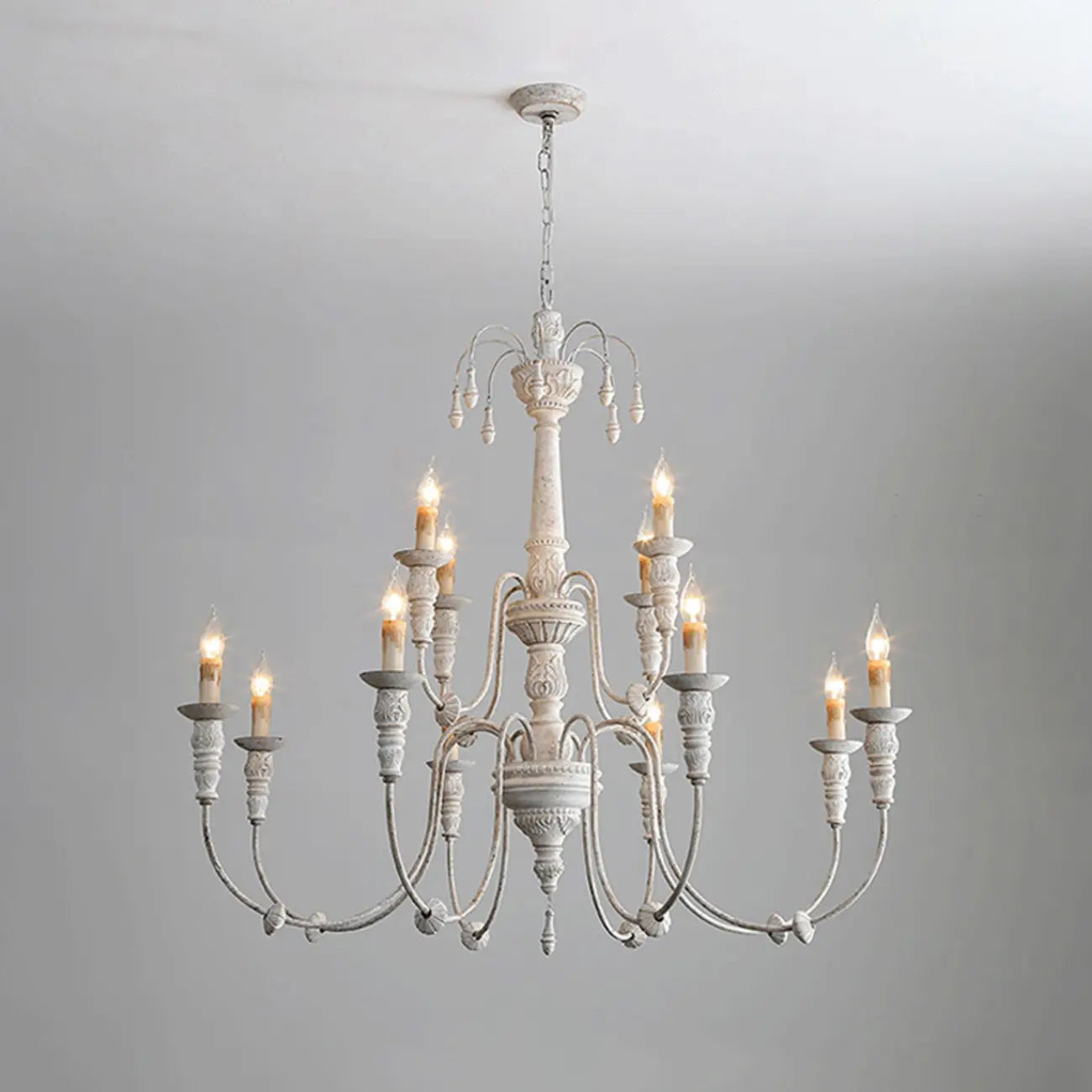 Grand lustre suspendu vintage pour bougies, idéal pour la décoration intérieure.