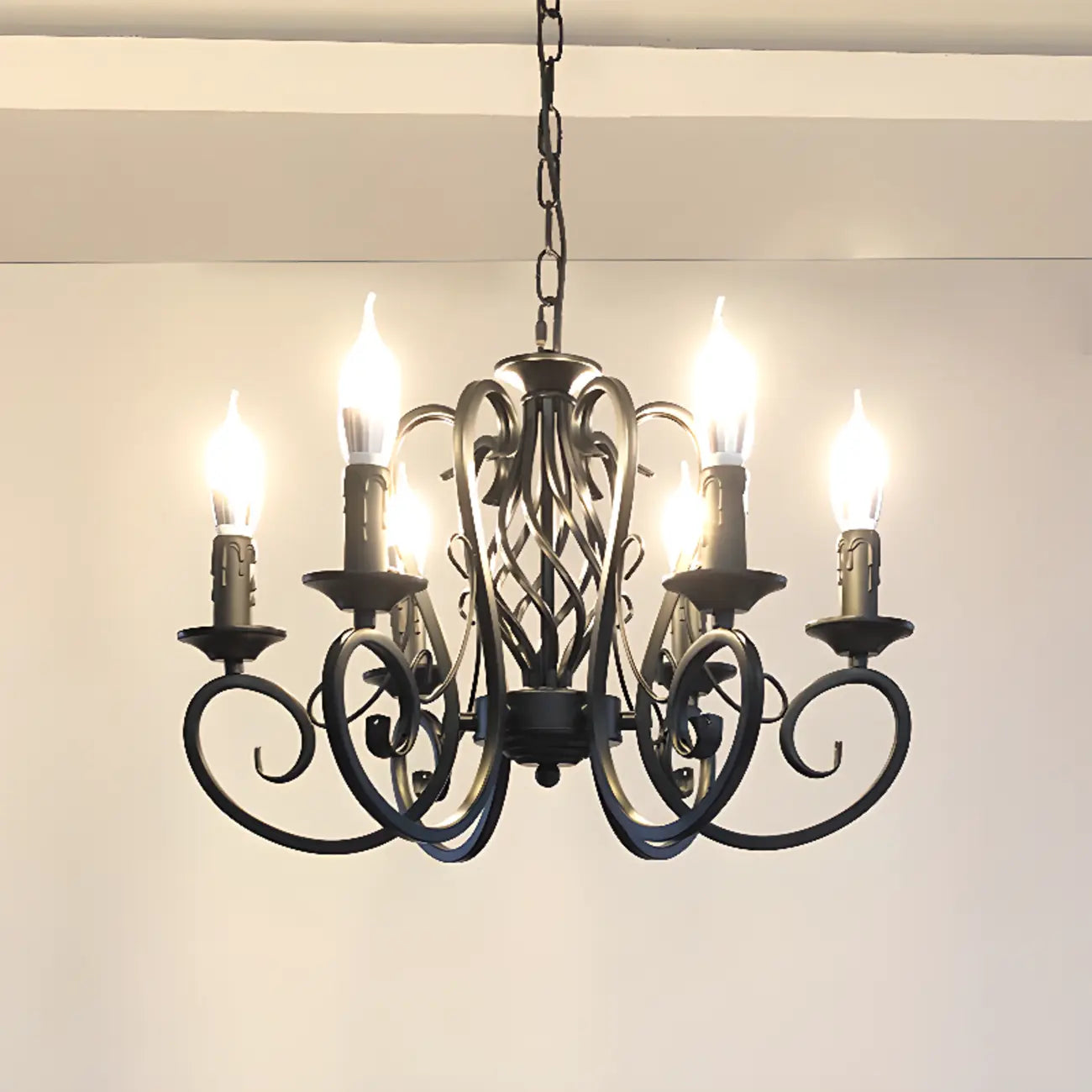 Lampadario vintage a 6 luci in ferro nero per un fascino semplice