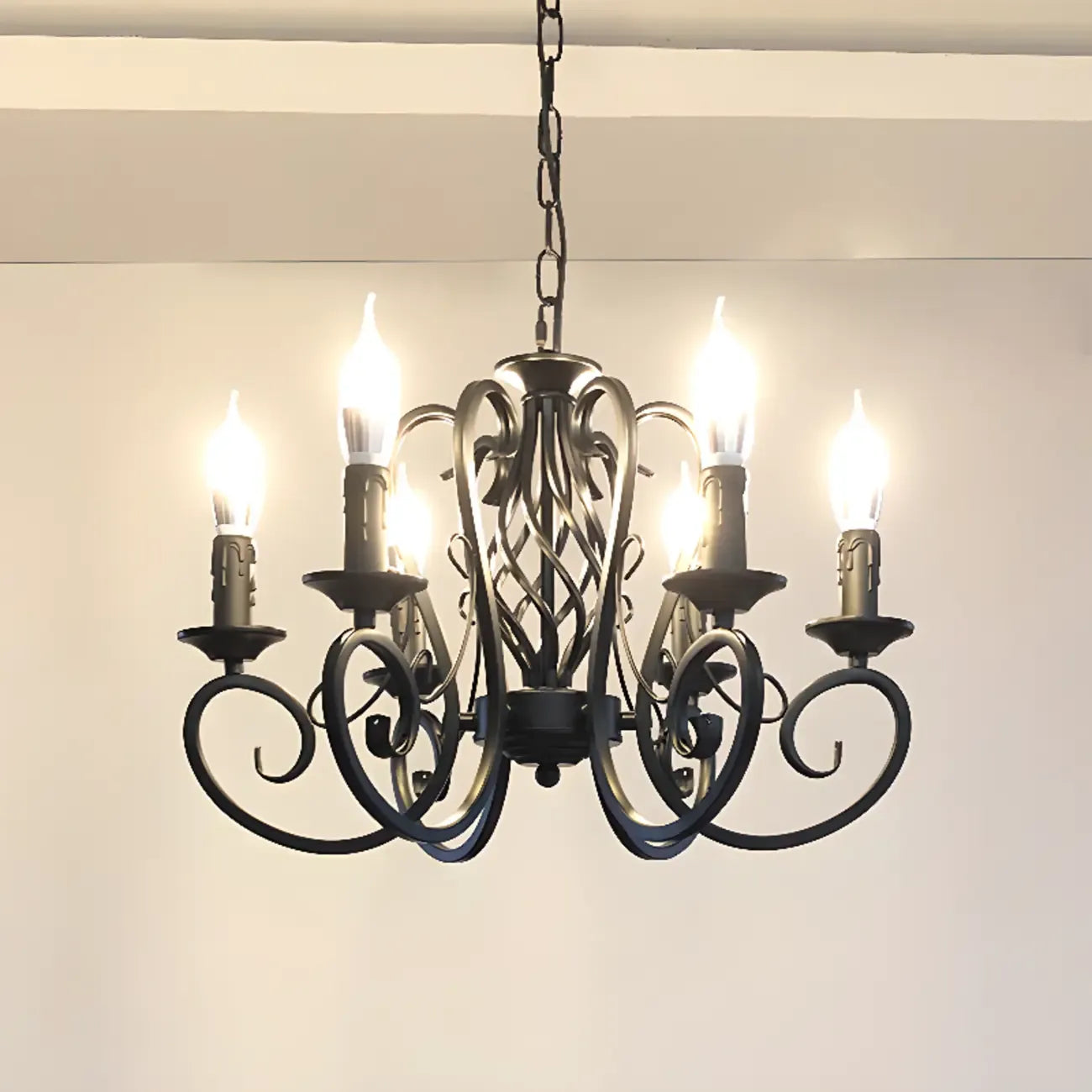 Lampadario vintage a 6 luci in ferro nero per un fascino semplice