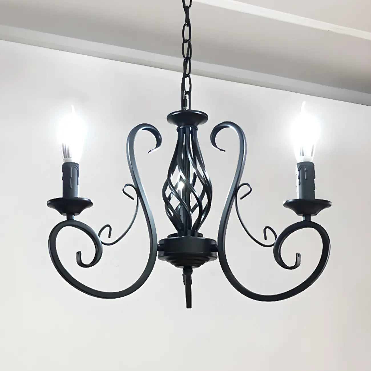 Lampadario vintage a 6 luci in ferro nero per un fascino semplice