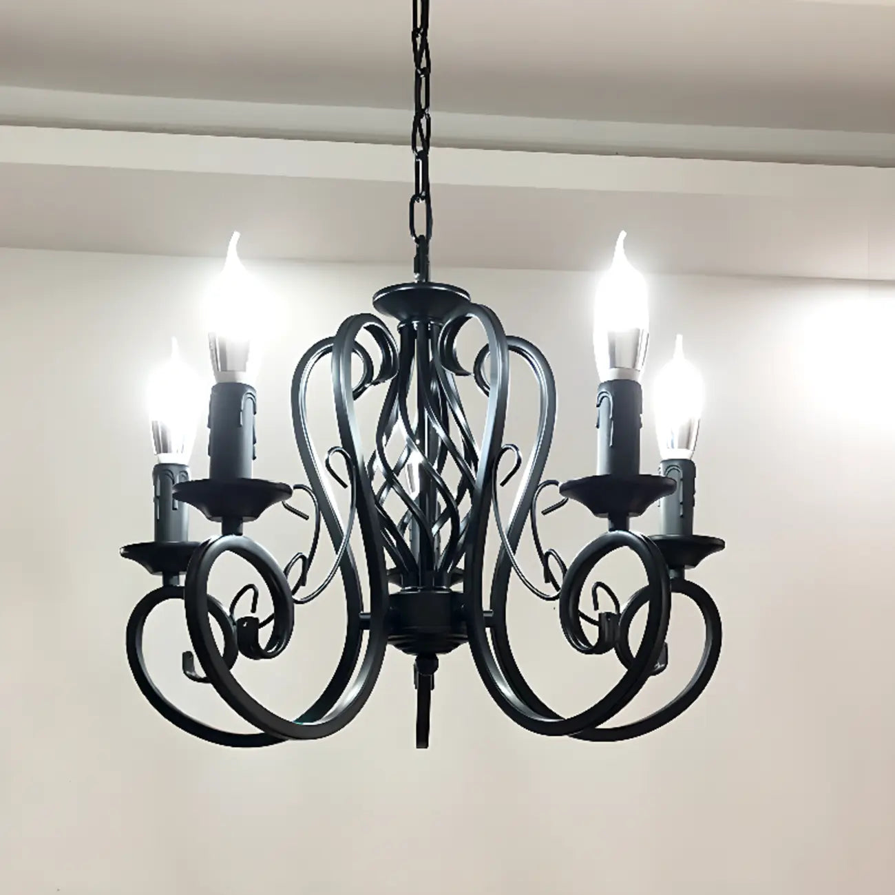 Lampadario vintage a 6 luci in ferro nero per un fascino semplice